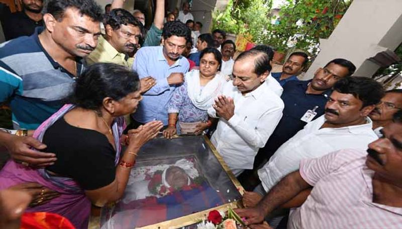 Telangana CM KCR Pays Tribute To  Gaddar Dead Body at his Residence lns