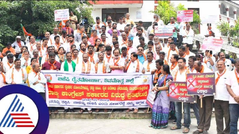 District bjp protest against congress government at shivamogga rav