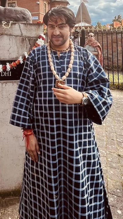 जब बागेश्वर बाबा ने बना डाला रिकार्ड, 1 बार में खा गए इतनी पूड़ी