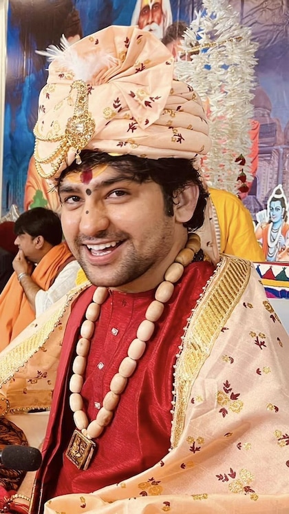 <p>बागेश्वर बाबा यानी पंडित धीरेंद्र शास्त्री अक्सर अपने प्रवचनों के दौरान कई मजेदार किस्से सुनाते हैं। पिछले दिनों भोजन को लेकर उन्होंने ऐसा ही एक किस्सा सुनाया, जो इस प्रकार है… </p>

<p> </p>
