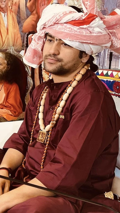 <p>बाबा ने बताया कि ‘कलकत्ता में एक मारवाड़ी सेठ ने उन्हें अपना अतिथि बनाया। जब बाबा उसके घर पहुंचें तो सेठ ने चाय के लिए निवेदन किया, लेकिन बाबा ने सीधे भोजन लाने को कहा।’ </p>

<p> </p>
