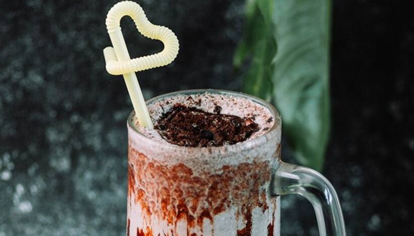 Craving cafe-style chocolate mikshake? Try this easy recipe for a yummy drink