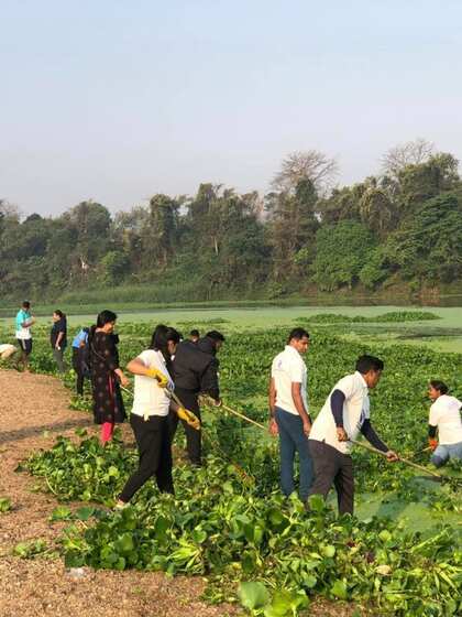 गौरव अपनी संस्था के माध्यम से नदियों व जलकुम्भियों को  साफ करते हैं।