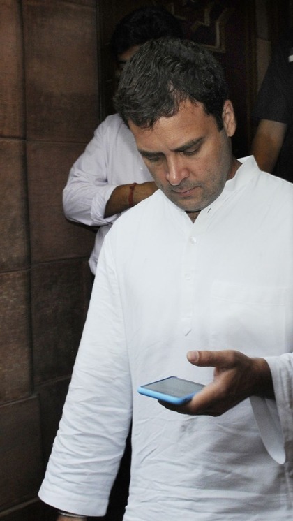 <p>ऐसा पहली बार नहीं है जब राहुल गांधी ने ऐसा कुछ ऐसा किया हो। साल 2018 में भी मानसून सत्र के दौरान राहुल साथी सांसद में आंख मारने और पीएम मोदी को गले लगाने पर विवादों में आ गए थे। <br />
 </p>
