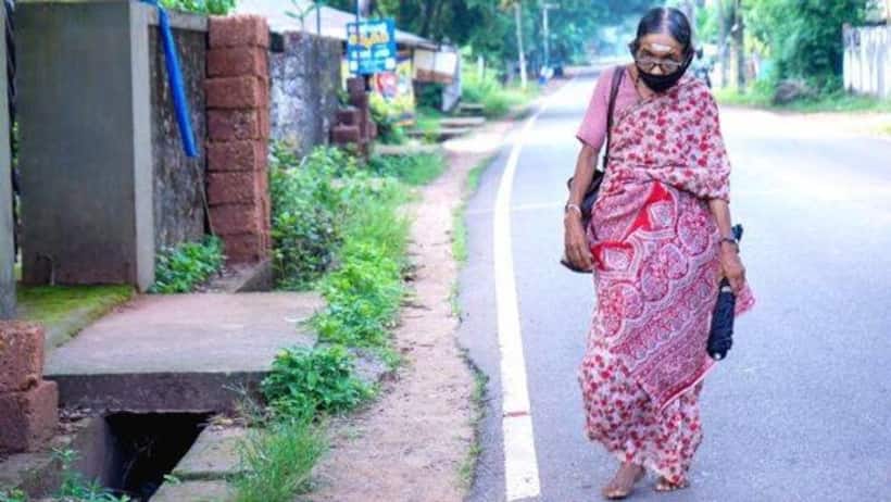 67 साल की टीचर पचास साल से नंगे पांव, 25 किलोमीटर दूर स्टूडेंट्स को जाती हैं पढ़ाने 