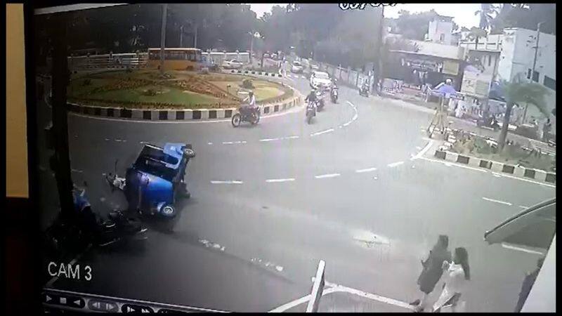 auto rolled down while hit by two wheeler in kanyakumari district