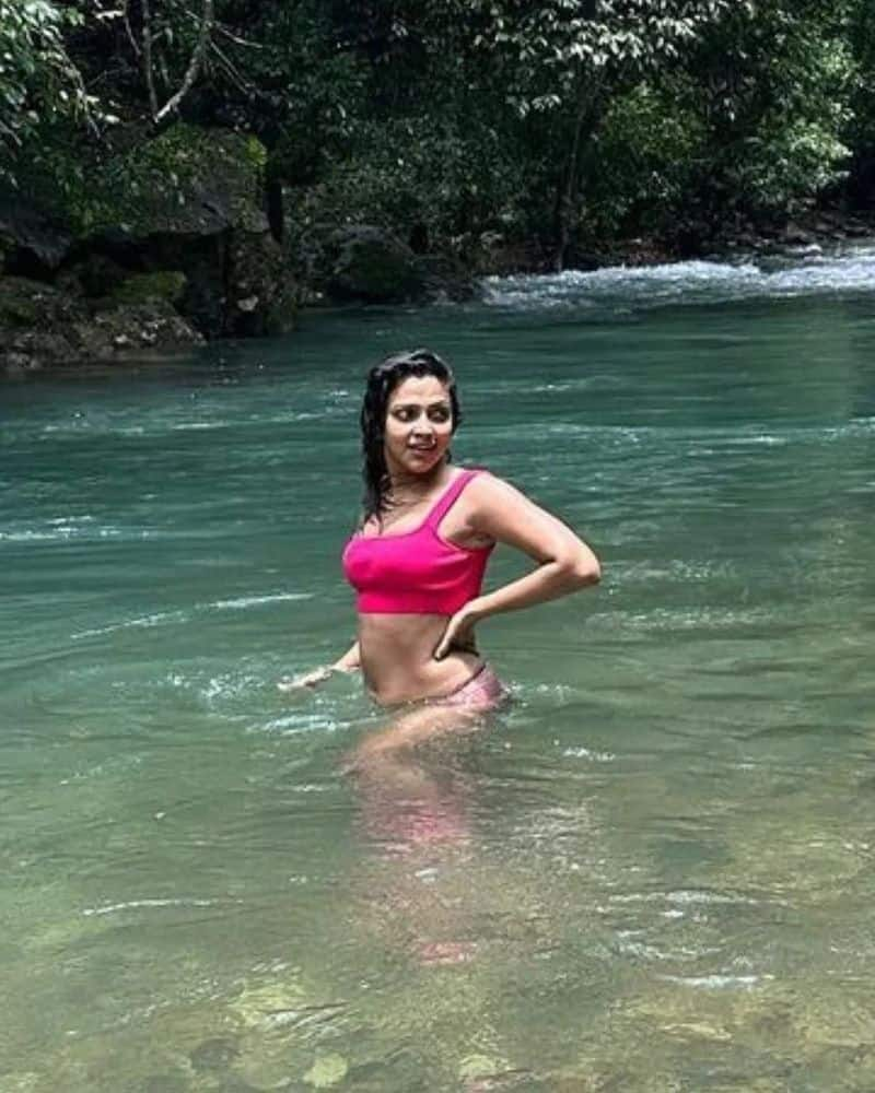 Actress amalapaul enjoy open bath in river photo goes viral 