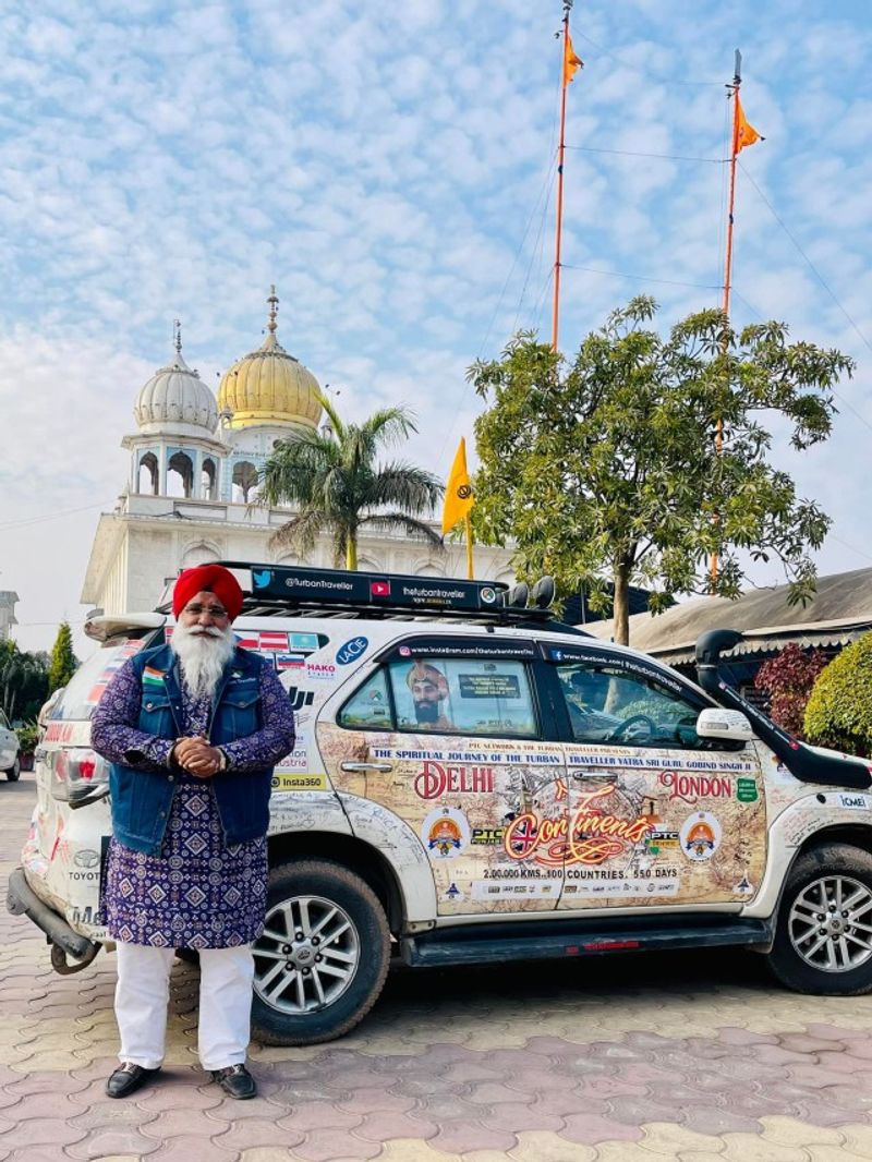 अपने घर के बेसमेंट में अमरजीत ने फिल्म स्टूडियो और थिएटर बनाया।