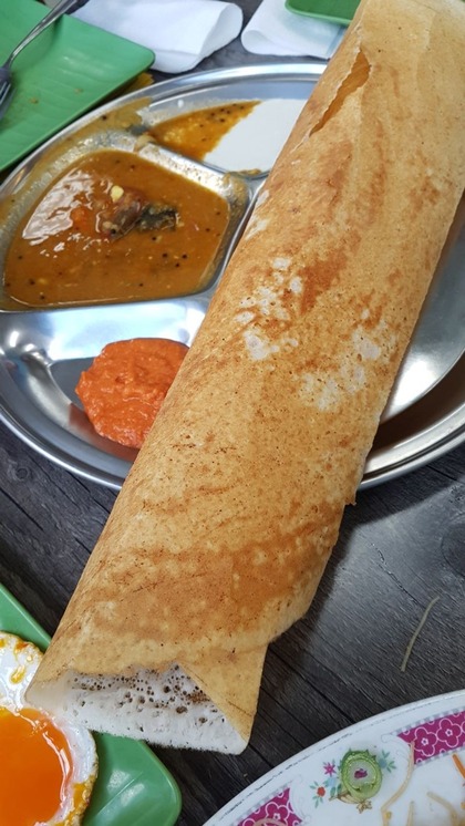 <p>साउथ इंडियन फूड के तौर पर डोसा काफी ज्यादा पसंद किया जाता है और मार्केट में इसकी कई वैराइटी भी मिलती है लेकिन क्या कभी अपने गुलाब जामुन वाला डोसा खाया है?<br />
 </p>
