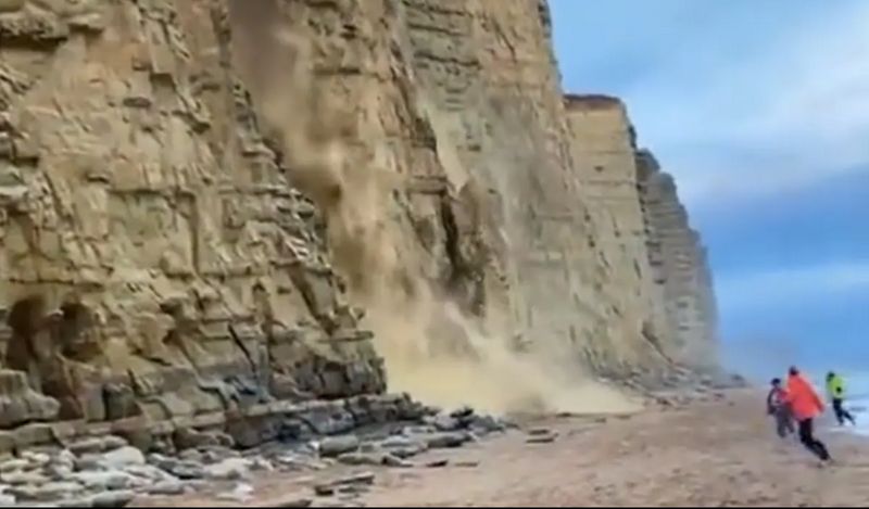 WATCH narrow escape: Tourists doge collapsing cliff in dramatic Dorset incident snt