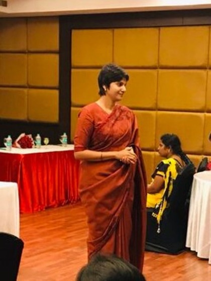<p>हरि चंदना दासारी ने यूपीएससी की परीक्षा पास करने के लिए लंदन की जॉब छोड़ी और दूसरे ही प्रयास में यूपीएससी क्रैक कर लिया। वे परीक्षार्थियों के लिए प्रेरणास्रोत हैं।</p>
