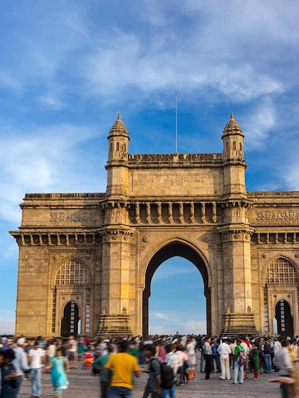 <p>बलवंत पारेख ने मुंबई के सरकारी लॉ कॉलेज से पढ़ाई की। पर वकालत से जुड़ा काम नहीं किया।</p>
