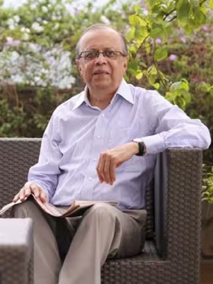 <p>बलवंत पारेख की कम उम्र में शादी हो गई तो जिम्मेदारियों का बोझ आ गया। एक लकड़ी व्यापारी के यहां चपरासी की नौकरी की। </p>

