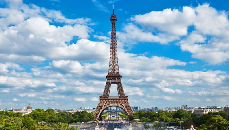 Bomb threat for Eiffel tower in Paris locals and tourists evacuated