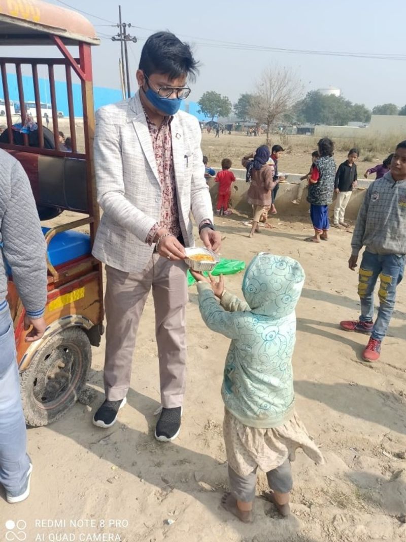 पेट पालने के लिए देव सड़क और स्टेशन पर कचरा बीनने लगे।