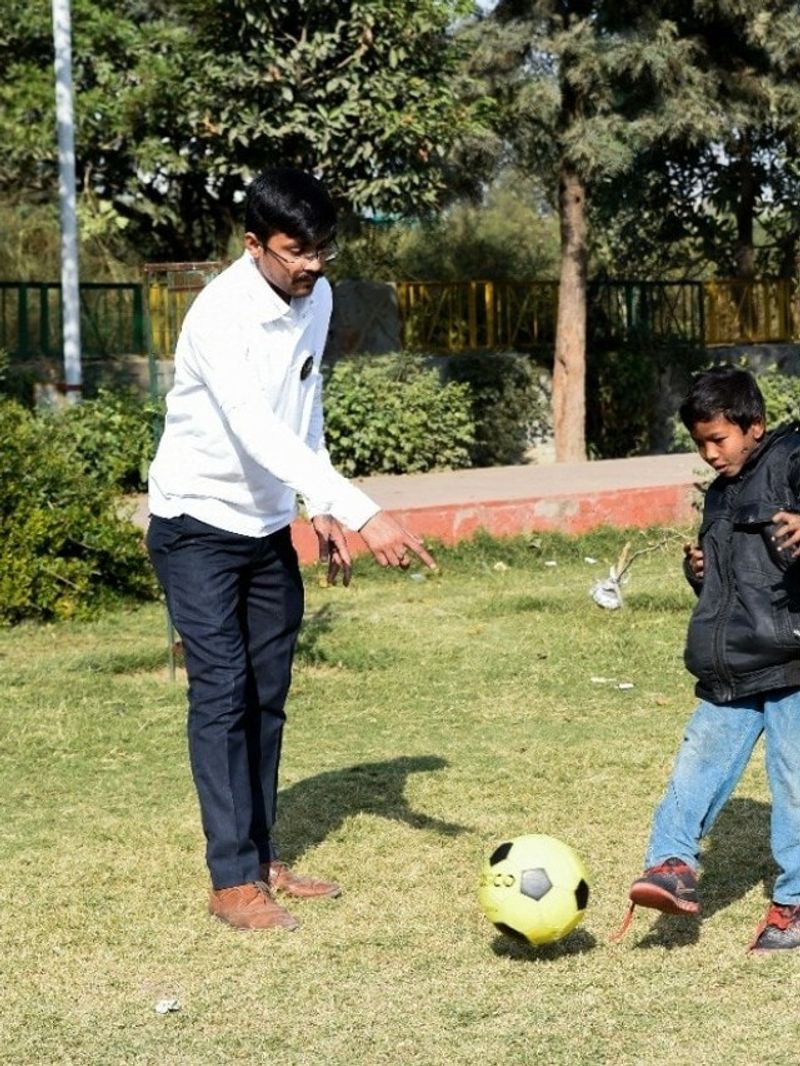 कचरा बीनते बीनते देव को ड्रग्स की लत लग गई।