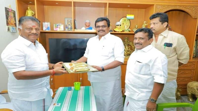 Reason behind opanneerselvam and thanga tamilselvan meet