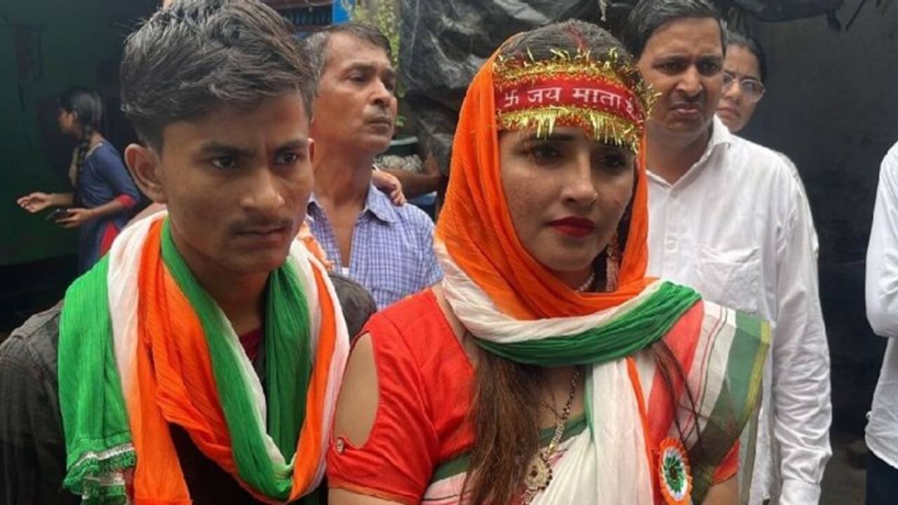 'हिंदुस्तान जिंदाबाद, पाकिस्तान मुर्दाबाद' के नारे और तिरंगा साड़ी, भारतीय रंग में रंगी सीमा हैदर 