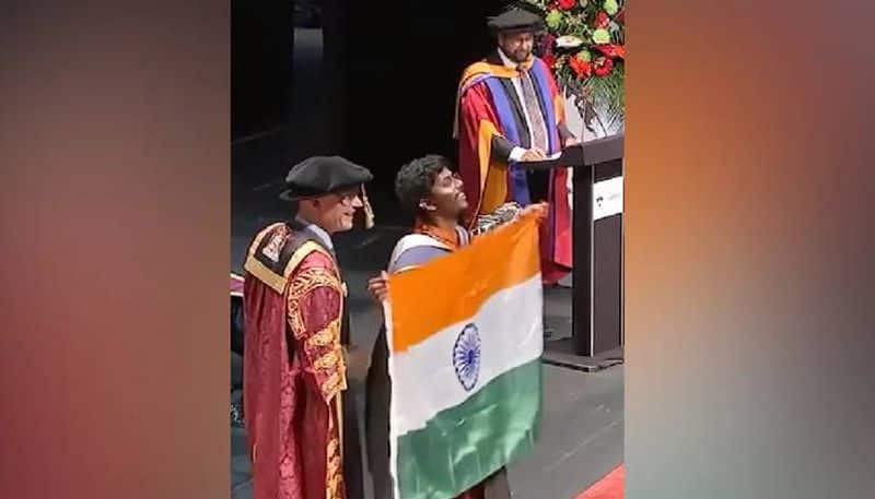 student studying in abroad unfurls Indian flag at Graduation Ceremony rlp 