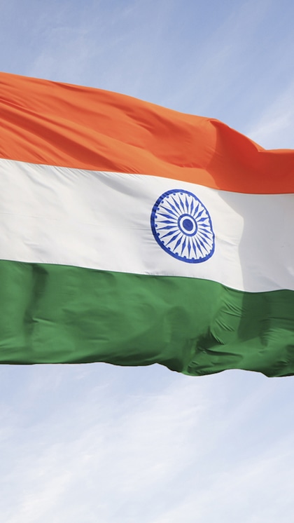 <p>भारतीय राष्ट्रीय ध्वज का मूल डिज़ाइन पिंगली वेंकैया ने तैयार किया था।</p>
