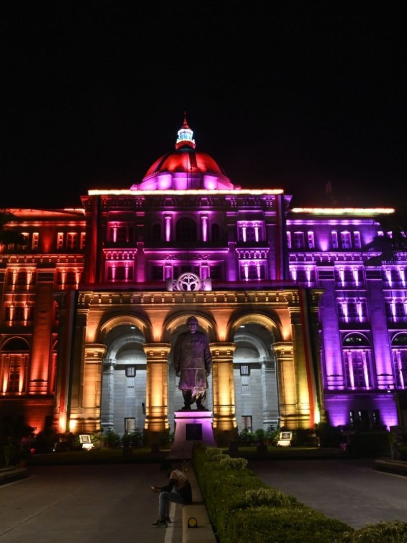 लखनऊ हजरतगंज स्थित नए लोक भवन की अद्भुत छटा