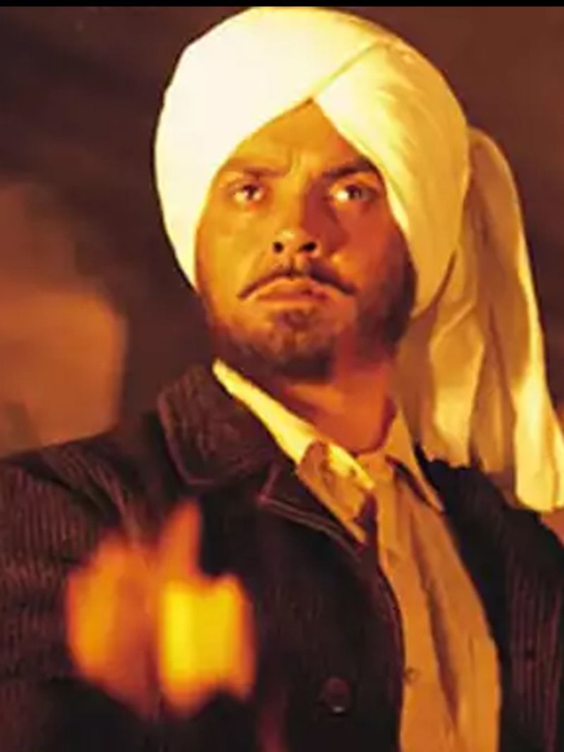 सनी देओल ने '23 मार्च 1931: शहीद' में चंद्रशेखर आज़ाद का रोल निभाया।
