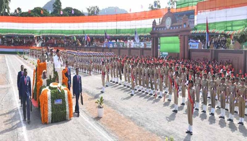 AP CM YS Jagan  hoists  National Flag  at  Indira gandhi municipal Stadium  in Vijayawada lns