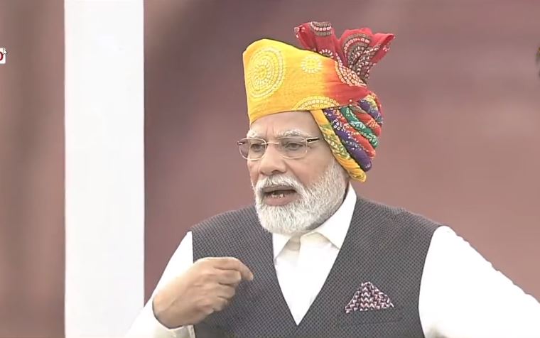 Wearing a multi-colored bandhani peta, Modi spoke for 90 minutes in independence day program akb