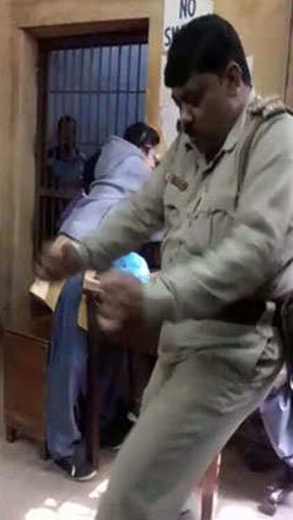 स्वतंत्रता दिवस पर झूमकर नाचा पुलिसकर्मी