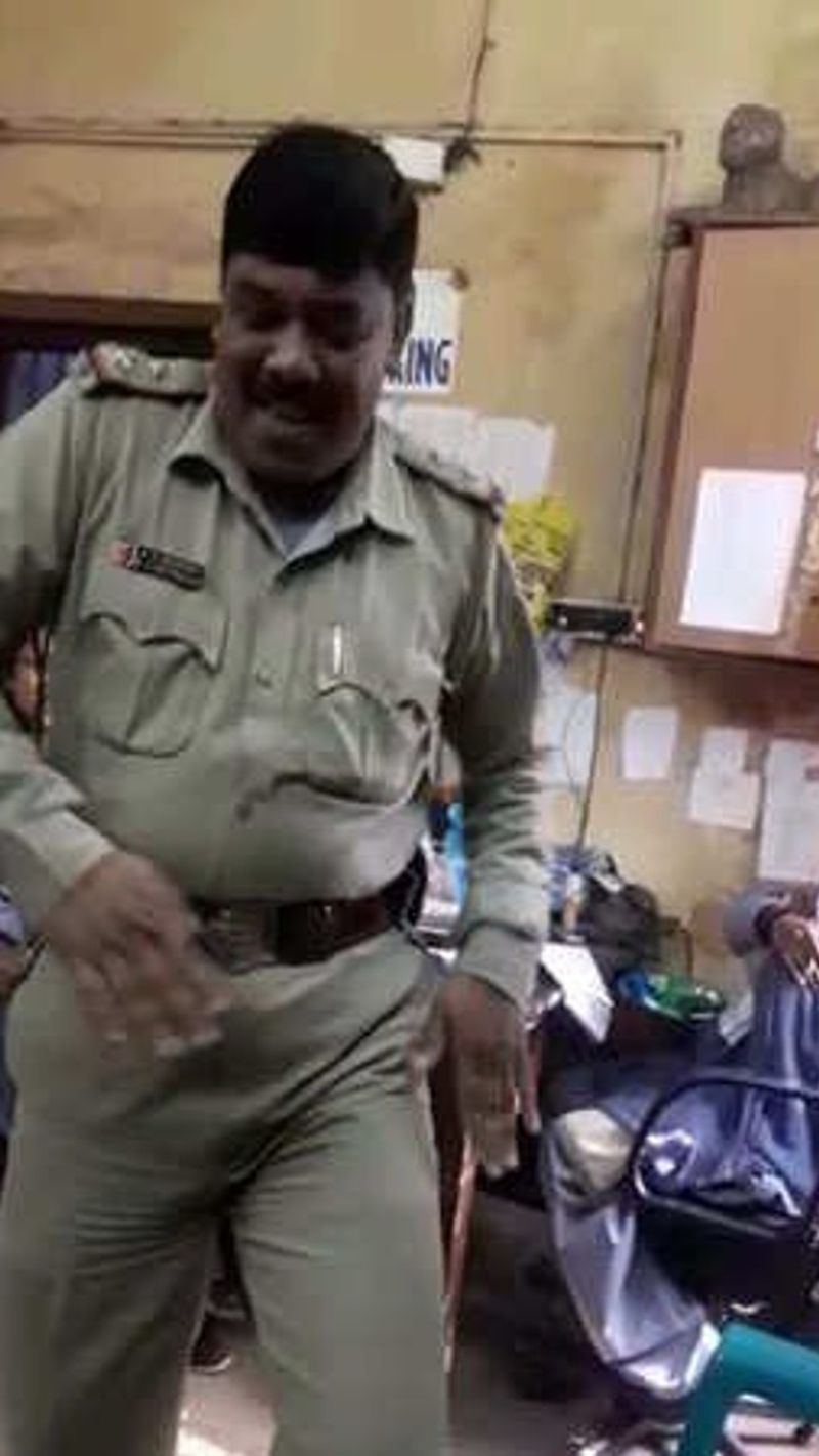 पुलिसकर्मी का बेहतरीन डांस देखकर आप भी चौक जाएंगे