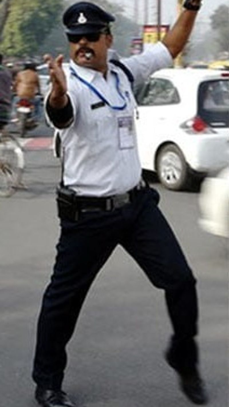 देश की सुरक्षा करने वाले पुलिसकर्मियों के वीडियो अक्सर वायरल होते हैं