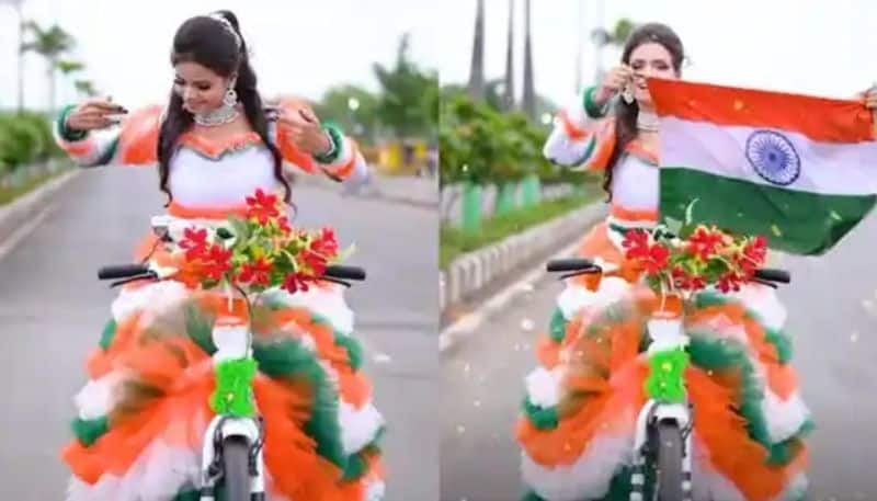 womans independence day special performance on cycle going viral hyp