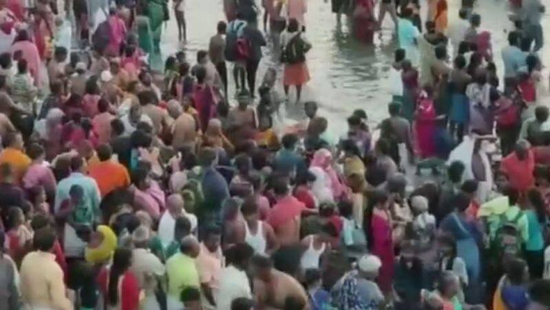 aadi amavasai many of devotees took a bath at agni theertham in rameshwaram