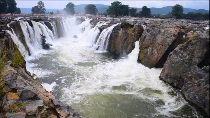 amount of water coming at krishnagiri in 13 thousand cubic feet at cauvery river from karnataka