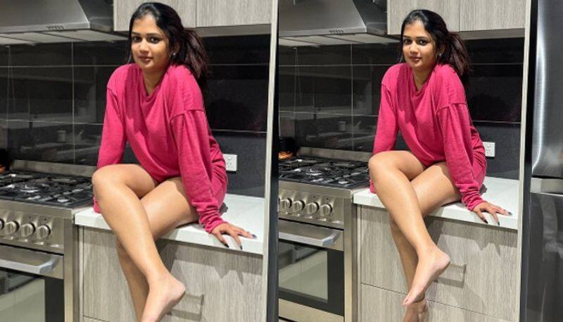 Bigg Boss fame  Ariyana Glory Stunning Still in Kitchen NSK