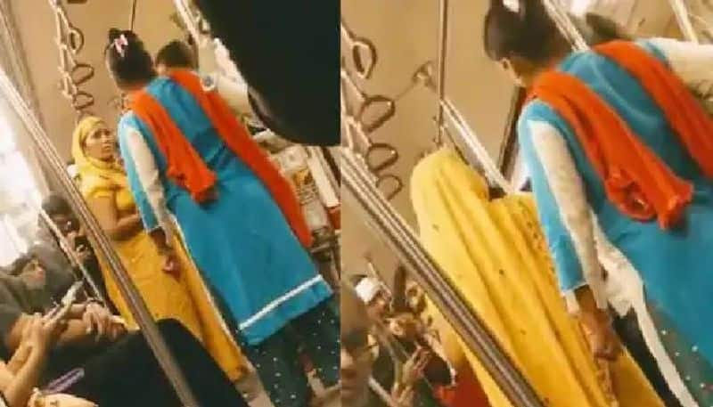 viral video of two women fight in Delhi metro rlp