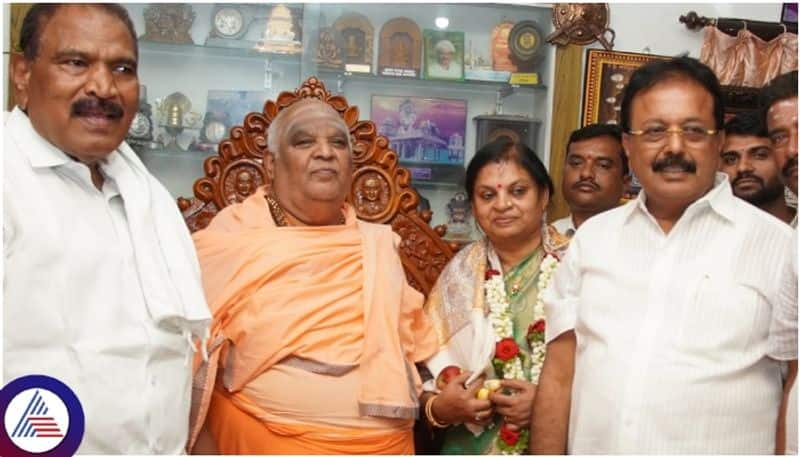 Agriculture Minister Cheluvarayaswamy couple met Kodimath Swamiji for blessing sat