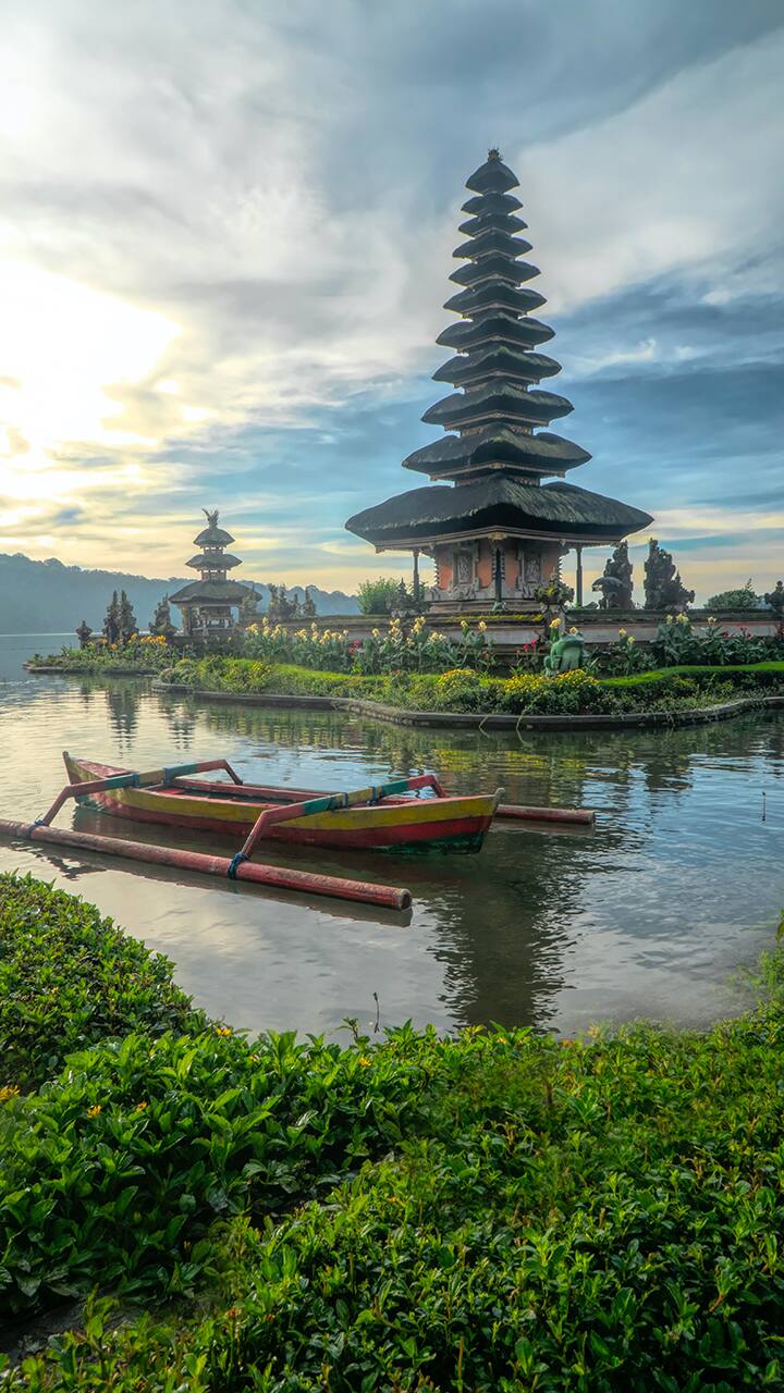 indonesia hunts foreigner who meditated naked at hindu temple ash