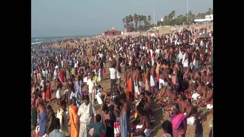 thousands of devotees took a bath at tiruchendur sea