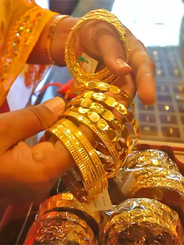 Gold prices slightly changed, silver jumps by Rs 500, trading at Rs 76,900 per kg-sak