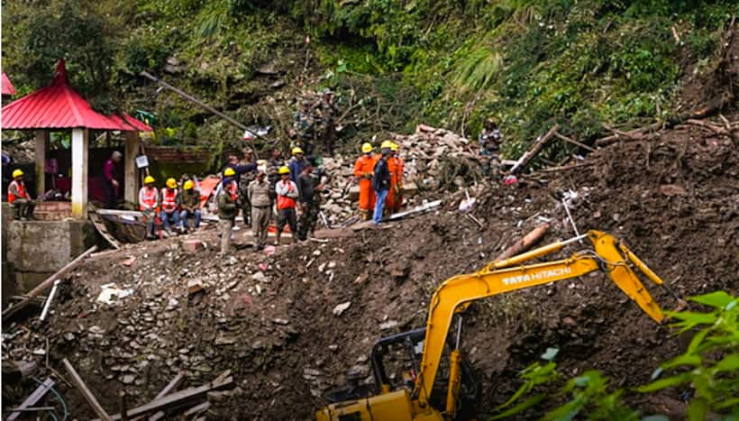 Heavy rain continue to batter Himachal Pradesh, several tourists stranded on Kullu Mandi highway