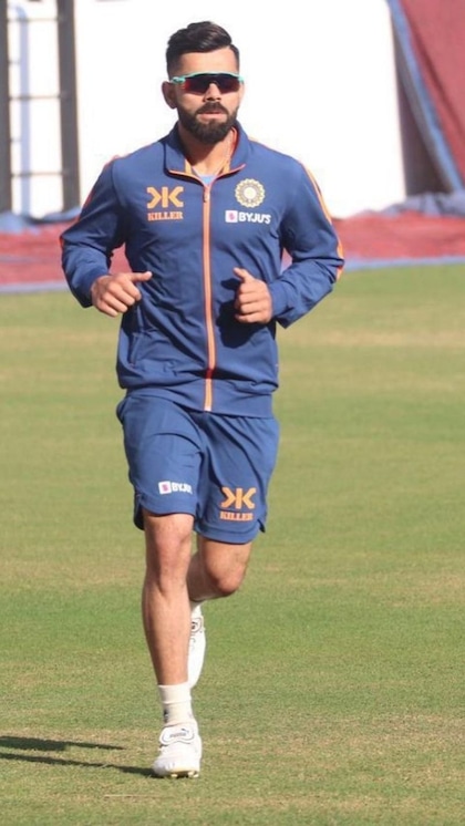 <p>कोहली अमीर क्रिकेटर ‌के तौर पर जाने जाते हैं। BCCI के साथ उनका ए प्लस कांटेक्ट है और वह 7 करोड़ रुपए सालाना पाते हैं। 15 लाख,टेस्ट, Odi के लिए 6 लाख t20 के लिए 3 लाख रुपए लेते हैं।</p>
