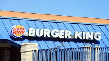 viral news burger king cook who never took leave for 27 years got 3.50 crore in online donation kxa 