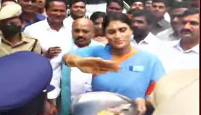 YSRTP Chief YS Sharmila  Offers aarti to  Police lns