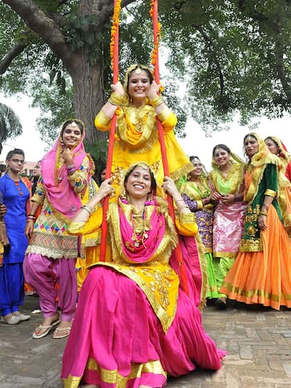 <p>हरियाली तीज पर, आपके सपने आपके आस-पास की हरियाली की तरह खिलें।<br />
 </p>
