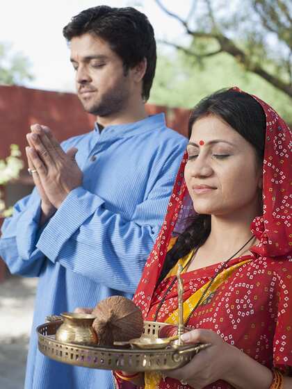<p>फूलों की खुशबू और गीतों की धुन आपके जीवन को खुशियों और सकारात्मकता से भर दें। आपको और आपके परिवार को हरियाली तीज की शुभकामनाएं!</p>
