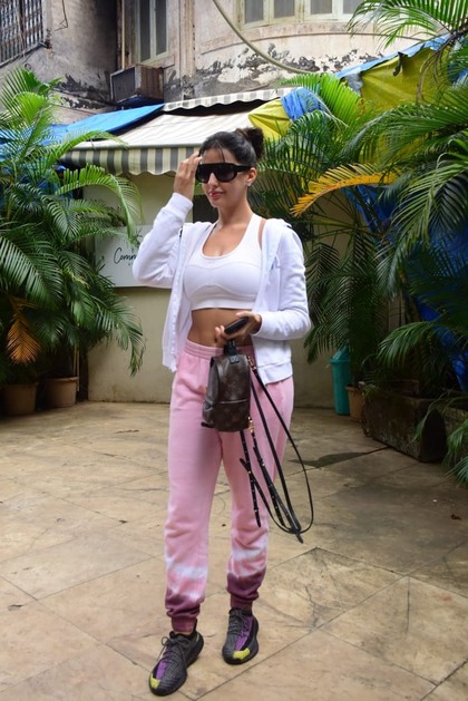<p>नोरा फतेही  ( Nora Fatehi ) को उनके जबरदस्त डांस मूव्स और क्यूटनेस के लिए जाना जाता है। हाल ही में एक्ट्रेस को मुंबई में डांस क्लब के बाहर स्पॉट  किया गया ।  </p>
