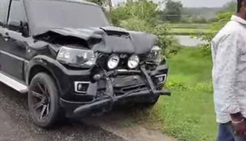 Gannavaram MLA  Vallabhaneni  Vamsi  narrowly Escapes  Road Accident in  Suryapet District lns