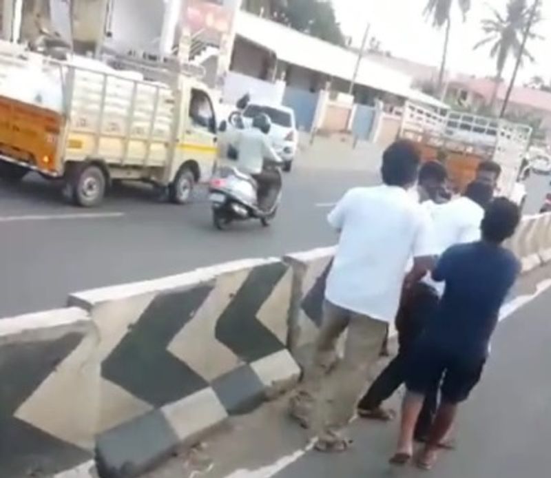 Van driver attacked by Car driver for blowing the horn in Coimbatore