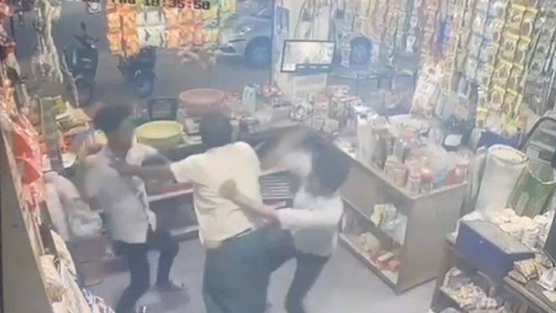 the shop owner was attacked by the two youths in daylight! Exciting CCTV footage!